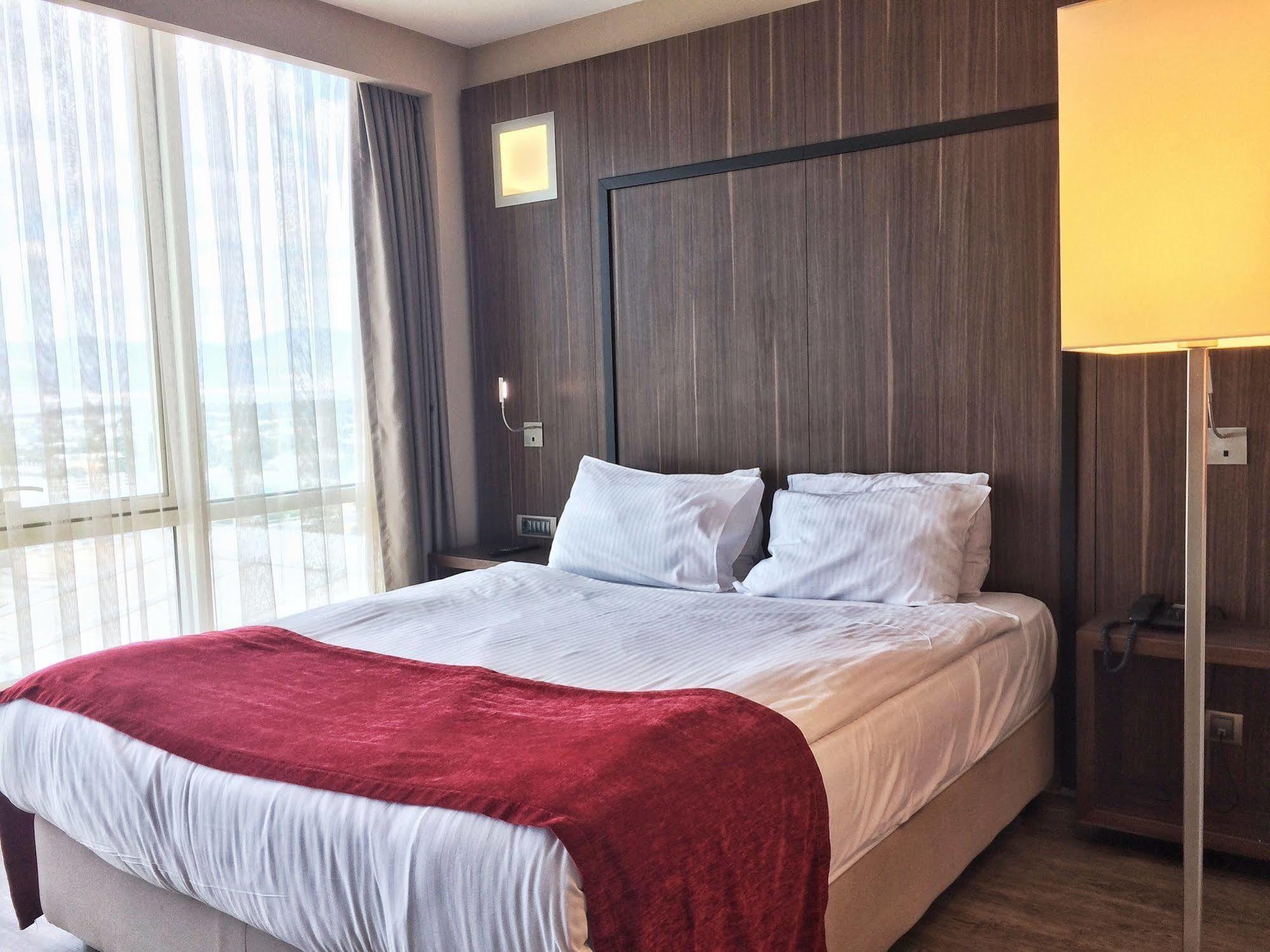 Ramada Encore By Wyndham Izmir Exterior foto
